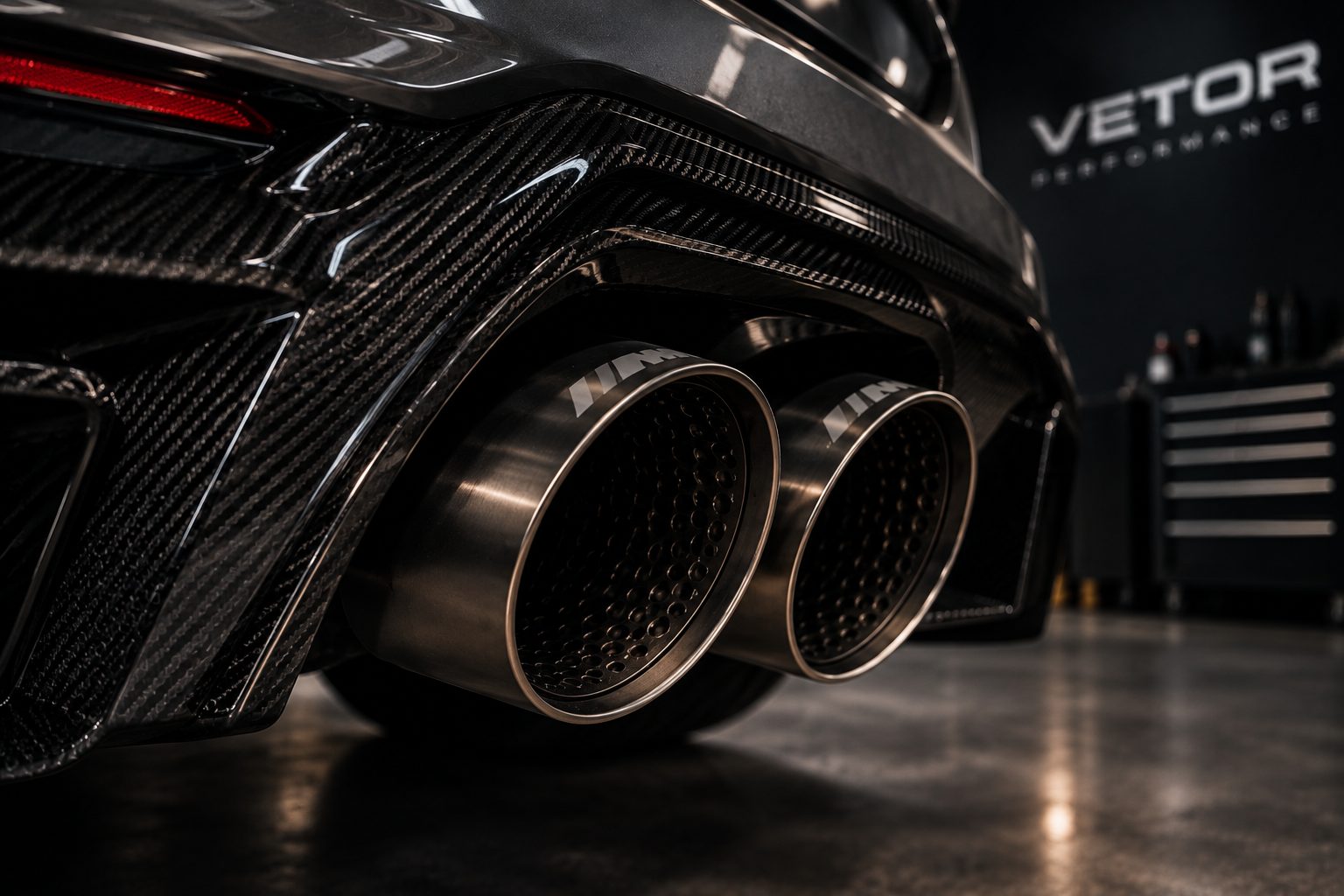 Ponteira de escape em fibra de carbono instalada em um dos carros da Vetor
